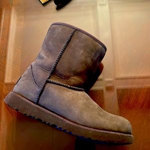 Beautiful used UGGS Genuine. Size 4 child. Like new used only half a year.